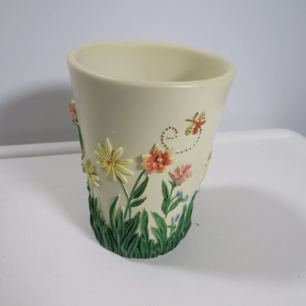 Kohl's Laura Ashley Daisy Cup LIKE NEW very dimensional details
